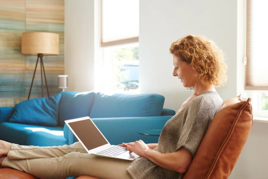 Vrouw volgt thuis een online pensioencursus op haar laptop